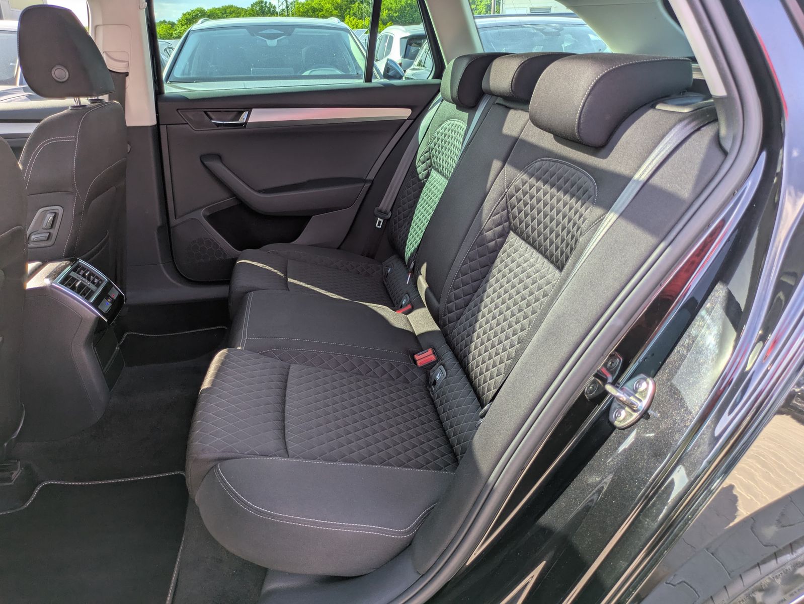 Fahrzeugabbildung SKODA Superb 2.0 TDI Style PANO*AHK*ACC*MEMORY*BIXENON