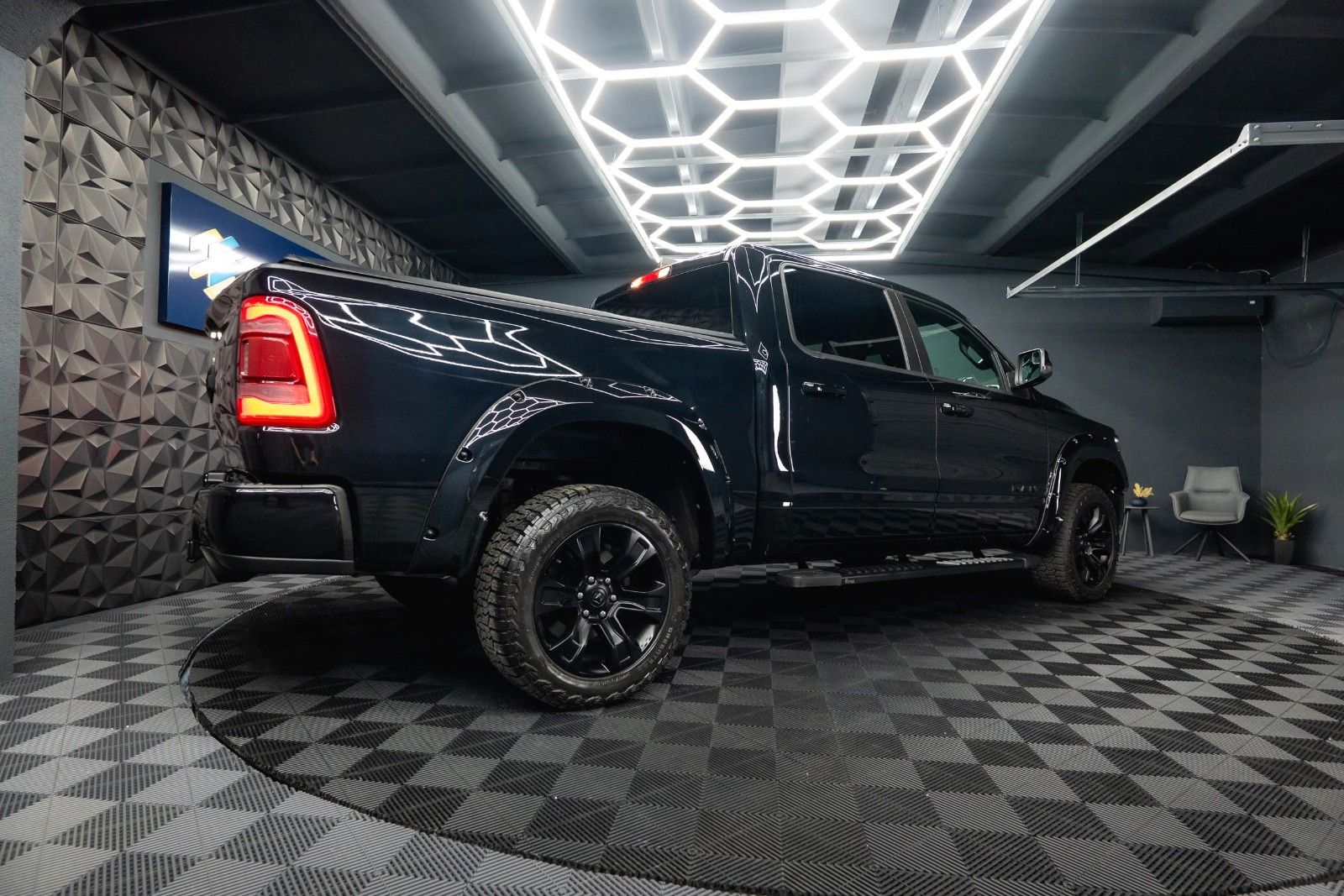 Fahrzeugabbildung Dodge RAM 5.7 V8 HEMI 4x4 LARAMIE Offroad Night LED