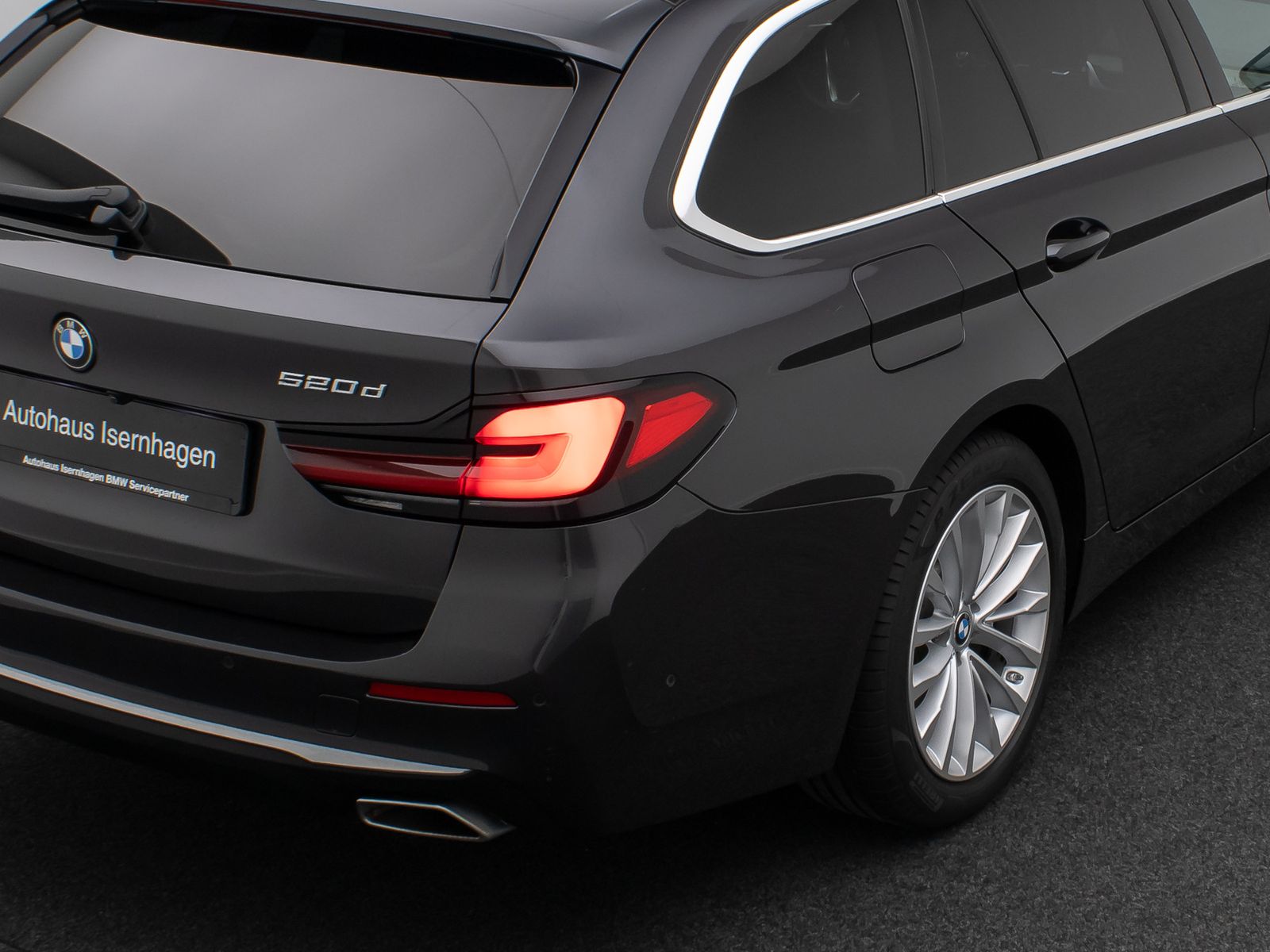 Fahrzeugabbildung BMW 520d Luxury Line DAB Kamera HUD Laser SoftClose