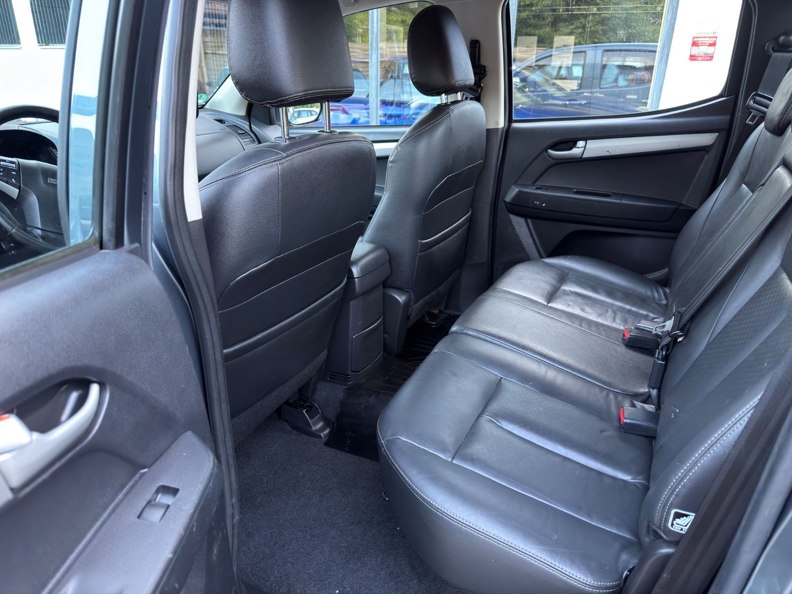 Fahrzeugabbildung Isuzu D-Max Double Cab 4WD Premium|SCHNEEPFLUG|AUTOMAT