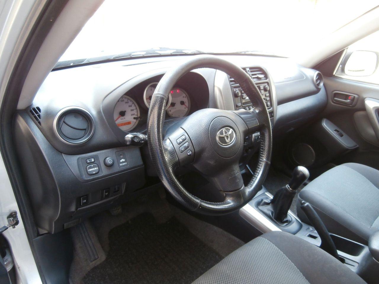 Toyota RAV4 2004 — photo 11