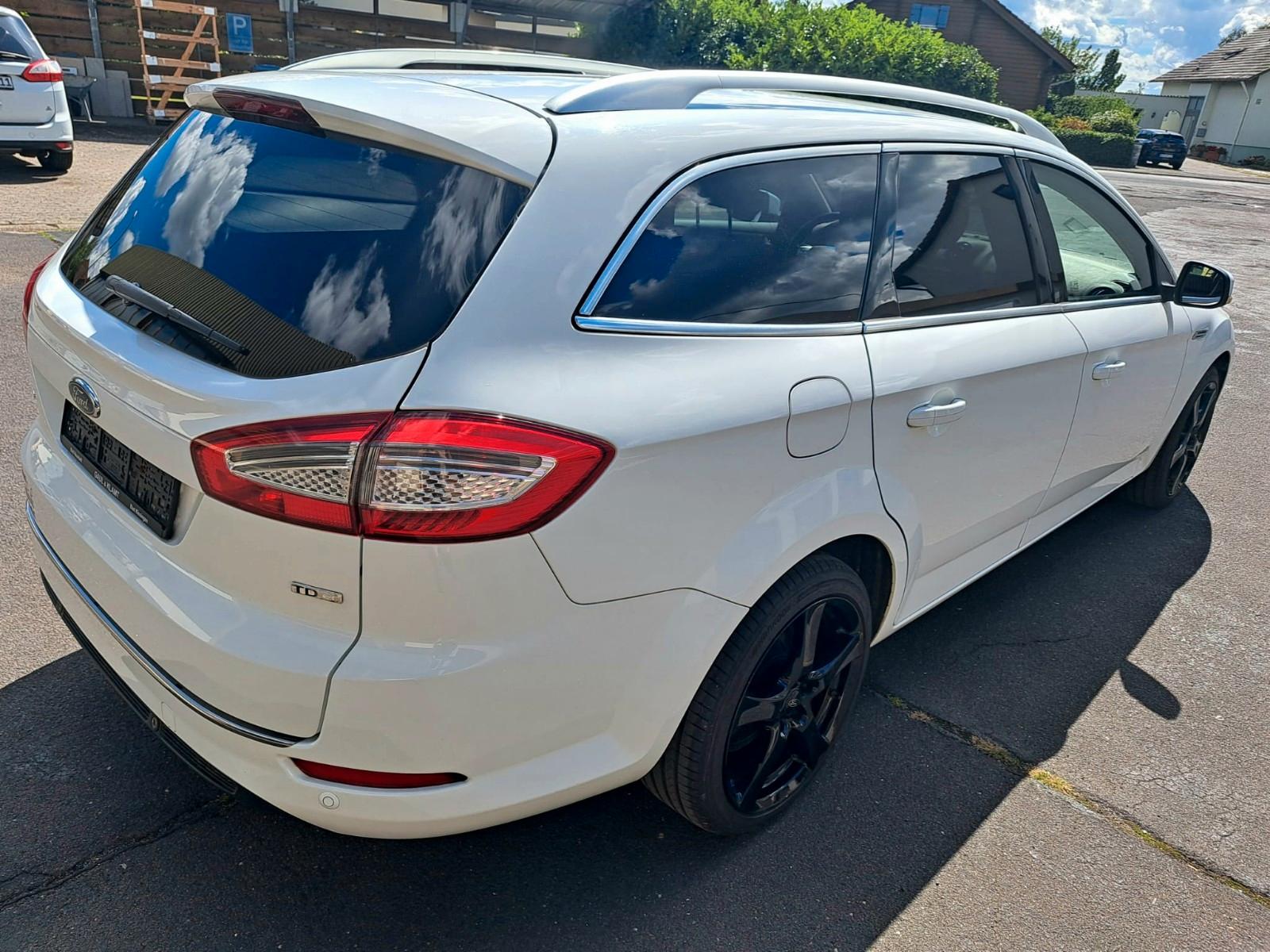 Ford Mondeo 2010 — rear view