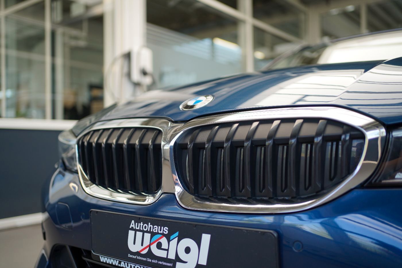 Fahrzeugabbildung BMW 330i Advantage +AHK+Glasdach+Head Up+Laserlicht+
