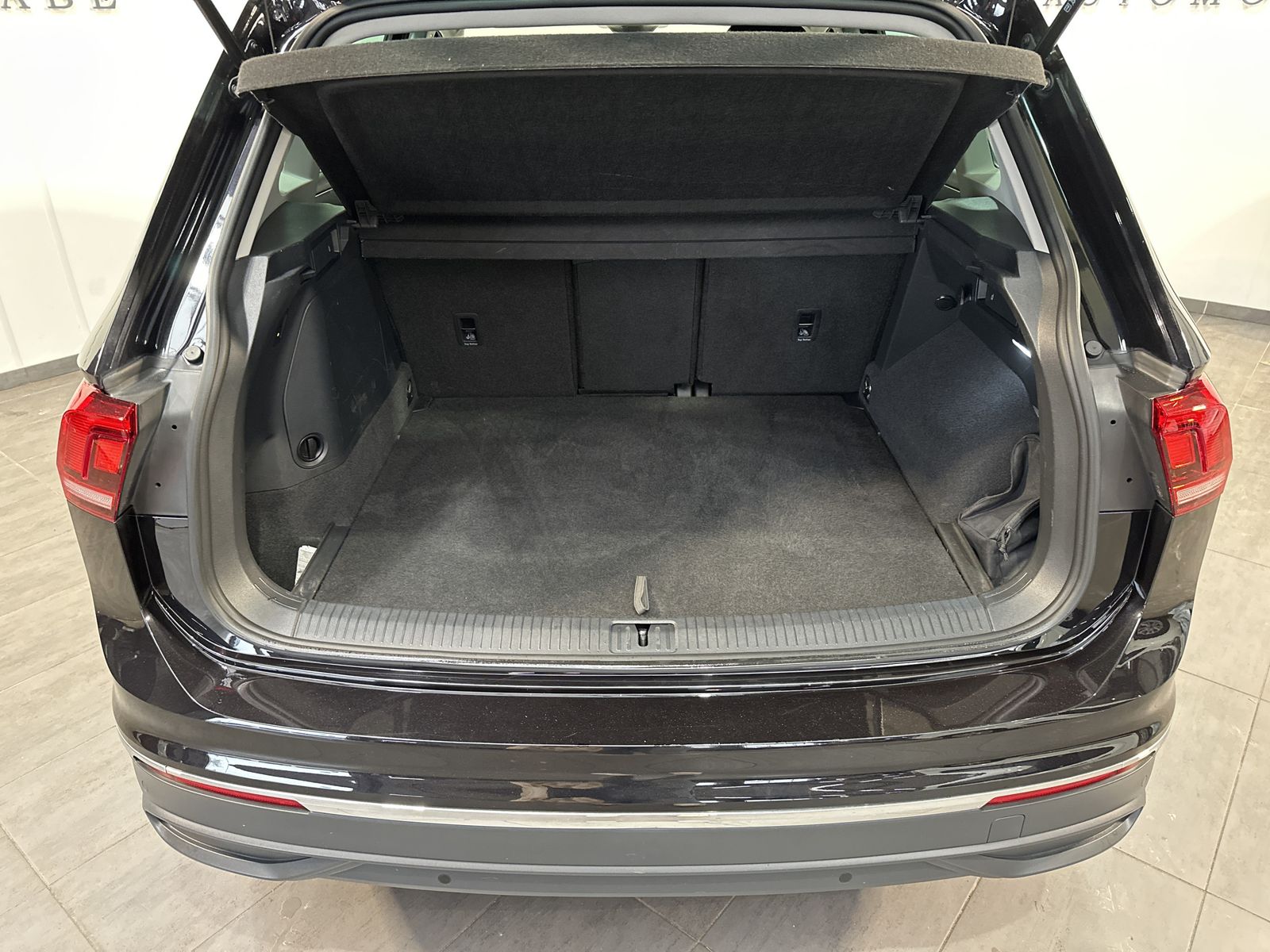 Fahrzeugabbildung Volkswagen Tiguan 1.4 TSI eHybrid Life NAV+LED+AHK+VCOCKPIT