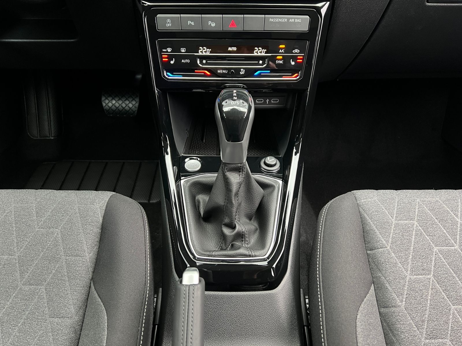 Fahrzeugabbildung Volkswagen T-Cross Life 1.0 TSI DSG *IQ.Light, ACC, App-Con