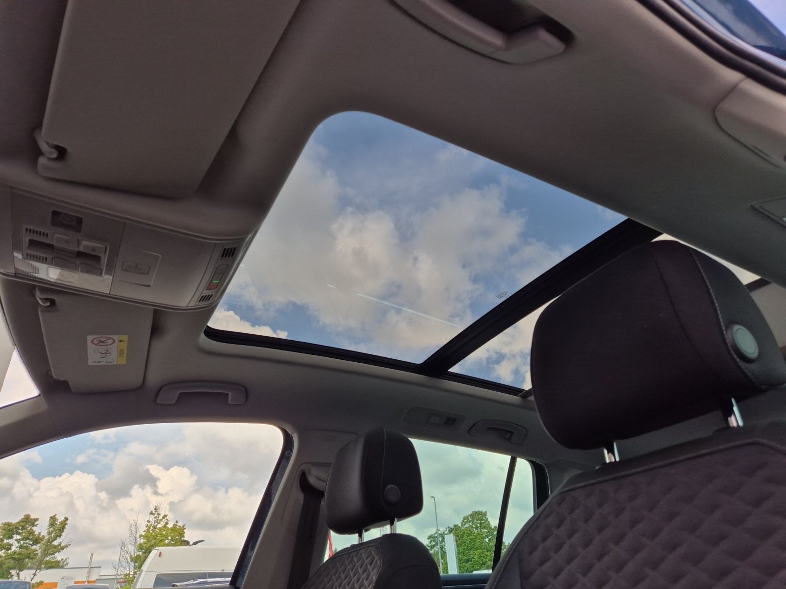 Fahrzeugabbildung Volkswagen Tiguan TDI IQ.Drive AHK PANO HUD ACC