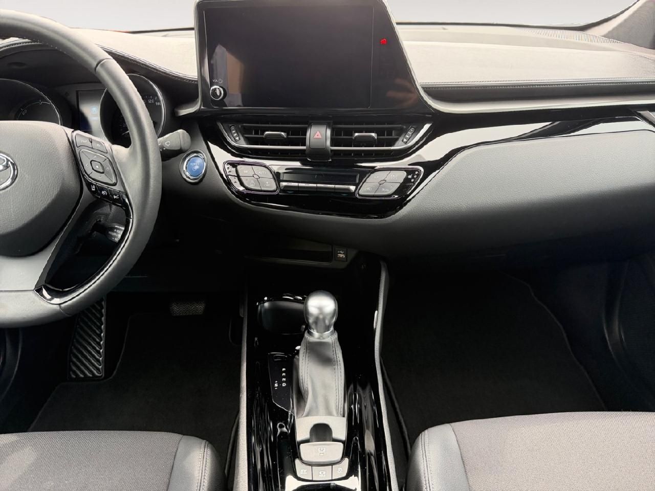 Fahrzeugabbildung Toyota C-HR Hybrid Team D