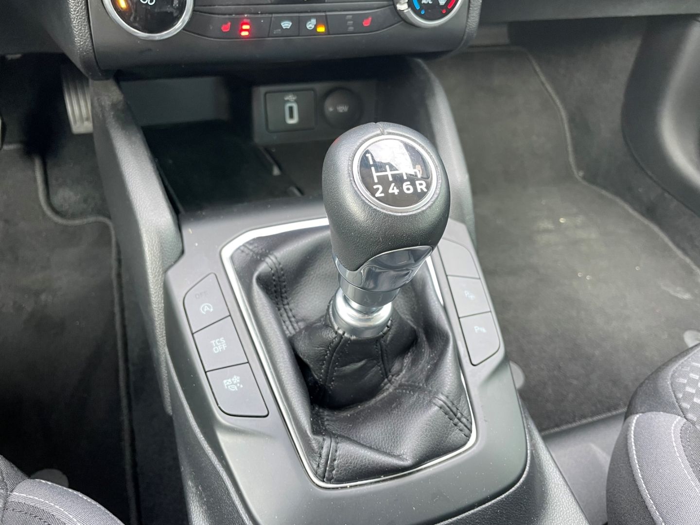 Fahrzeugabbildung Ford Focus C&C MHEV Kamera VerkehrszeichenERK DAB