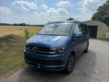 Volkswagen T6 California Beach AHK - blaue Volkswagen T6 California