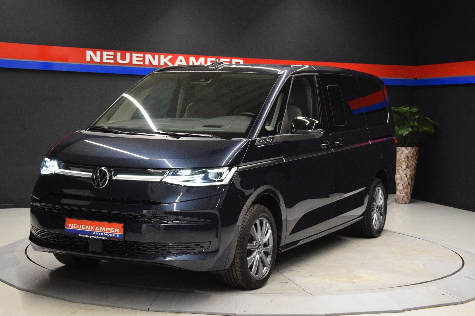 Fahrzeugabbildung Volkswagen T7 Multivan lang HUD ACC HK  Ambi. Matrix 7 Sitz