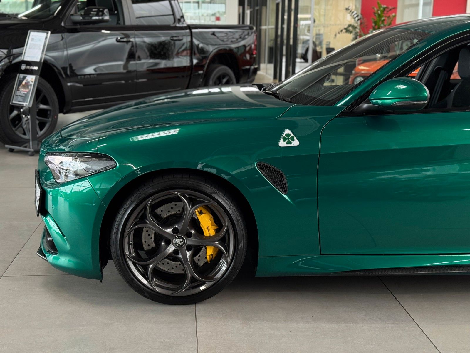 Fahrzeugabbildung Alfa Romeo Giulia 2.9 V6 Quadrifoglio "ACC Komfort-Paket"