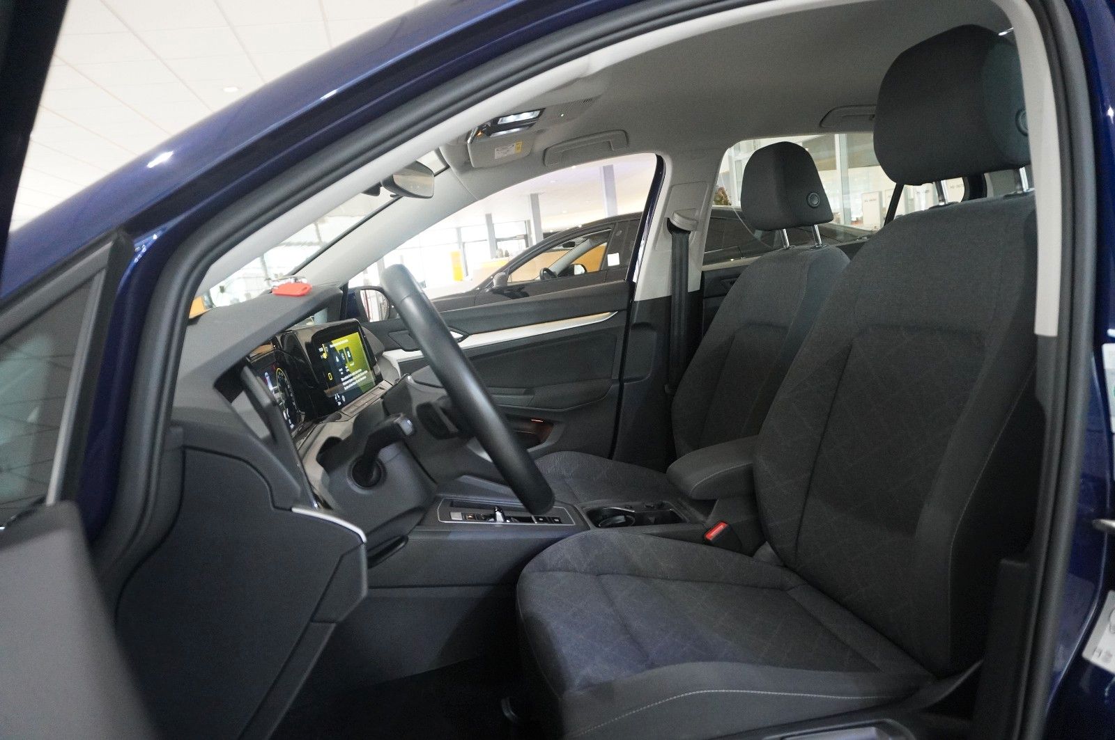Fahrzeugabbildung Volkswagen Golf VIII Lim. 1.0 E-TSI DSG LIFE NAVI/LED/DAB+