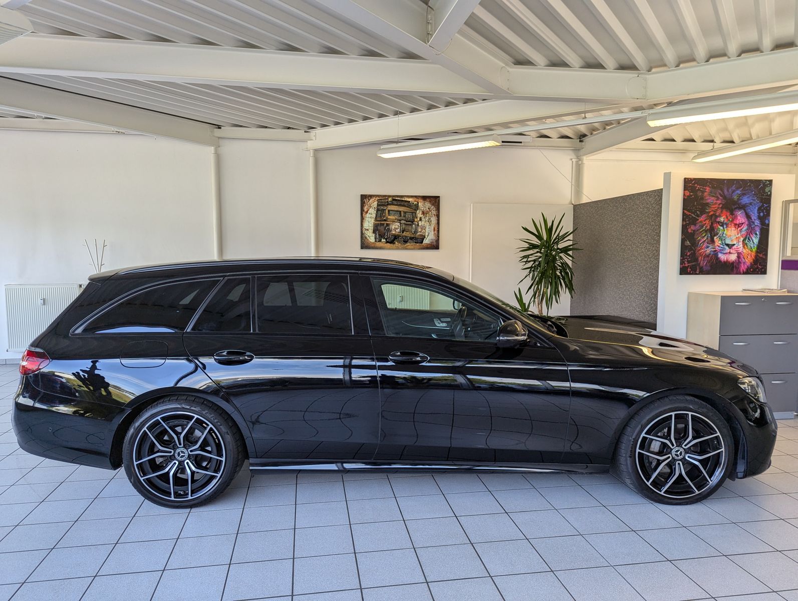 Fahrzeugabbildung Mercedes-Benz E 220 d 4M 2x AMG Pano Multib Burmester 360° 19"