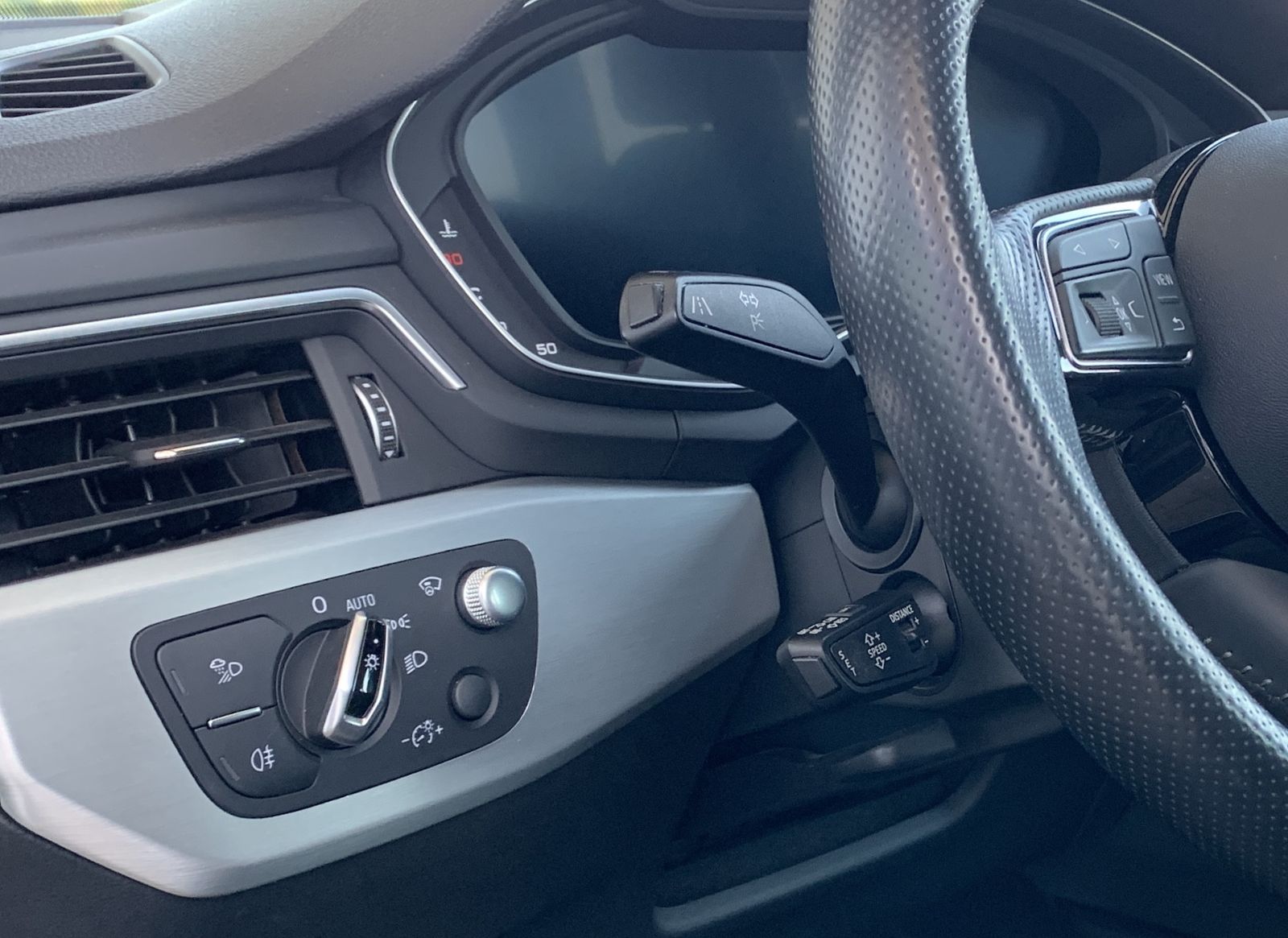 Fahrzeugabbildung Audi A4 2.0 TDI*S Line*Leder*Head-Up*VC*Cam*LED*AHK*