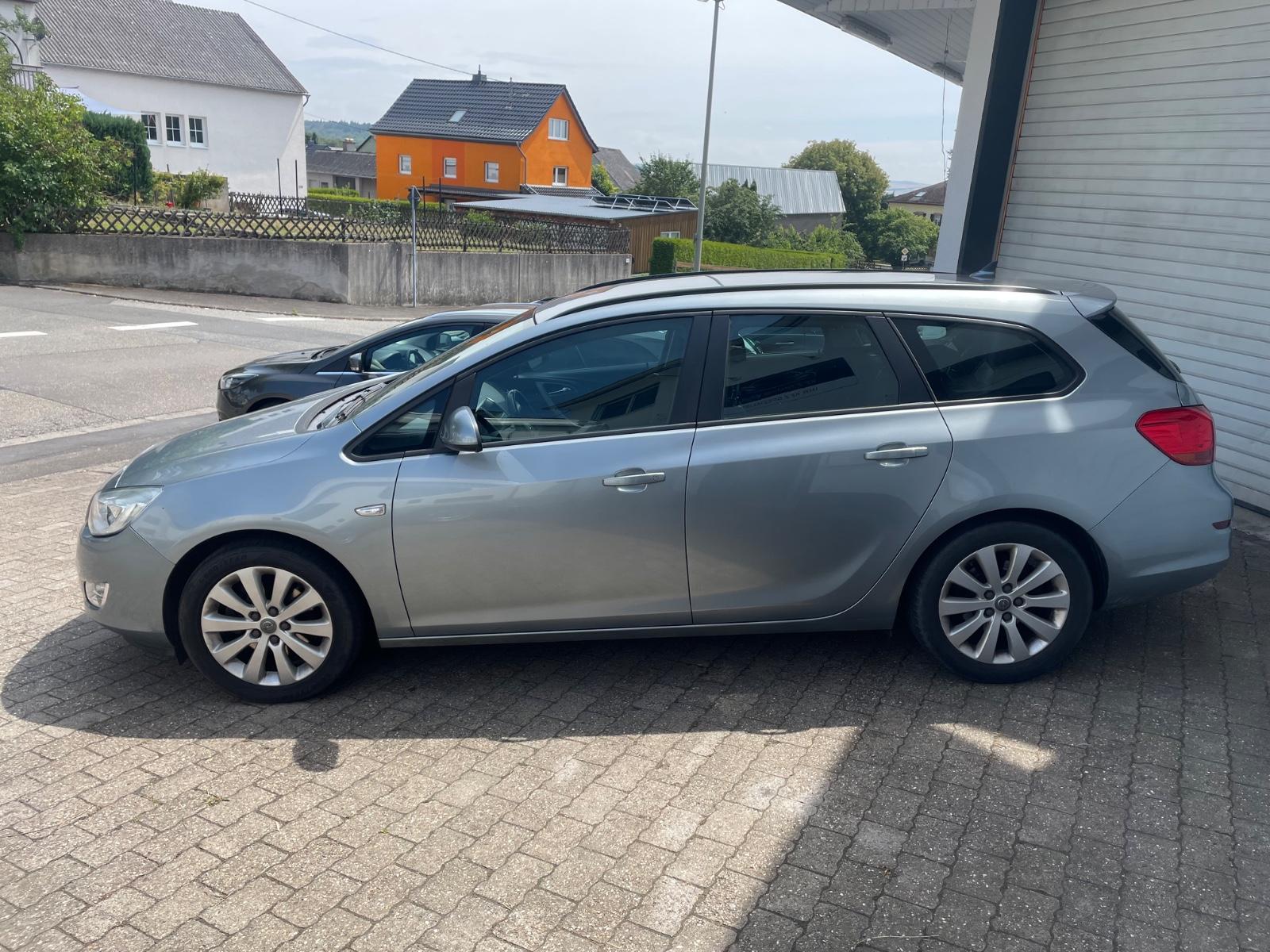 Opel Astra 2011 — photo 5