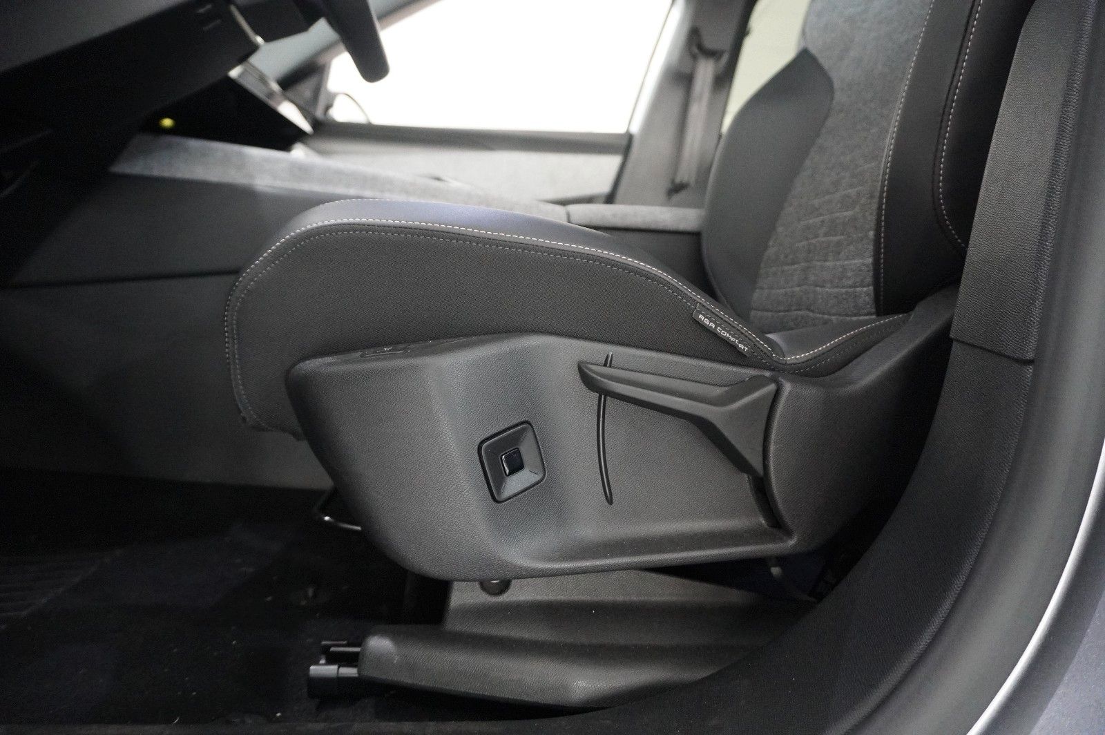 Fahrzeugabbildung Peugeot 3008 Hybrid 145 ALLURE NAVI/LED/360°/SPORT/DAB+