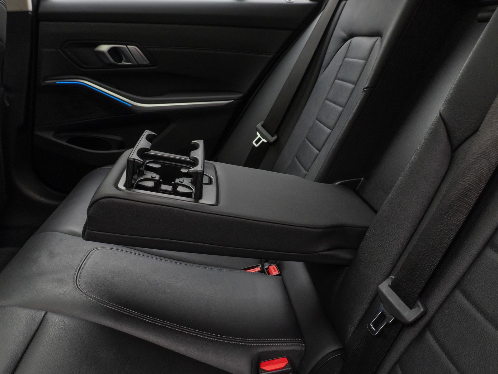 Fahrzeugabbildung BMW 330e Luxury Line Kamera Pano HUD HiFi Individual