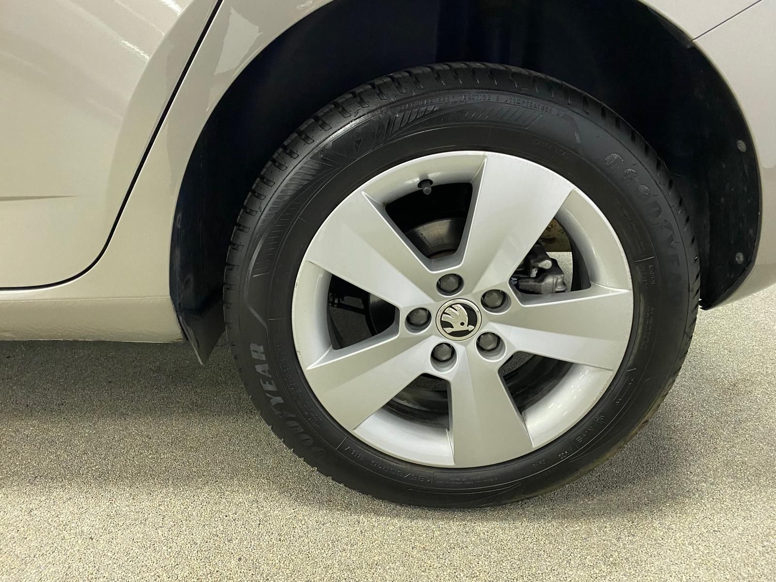 Fahrzeugabbildung SKODA Fabia 1.0 TSI DSG Ambition+Allwetter+PDC+1.Hand+