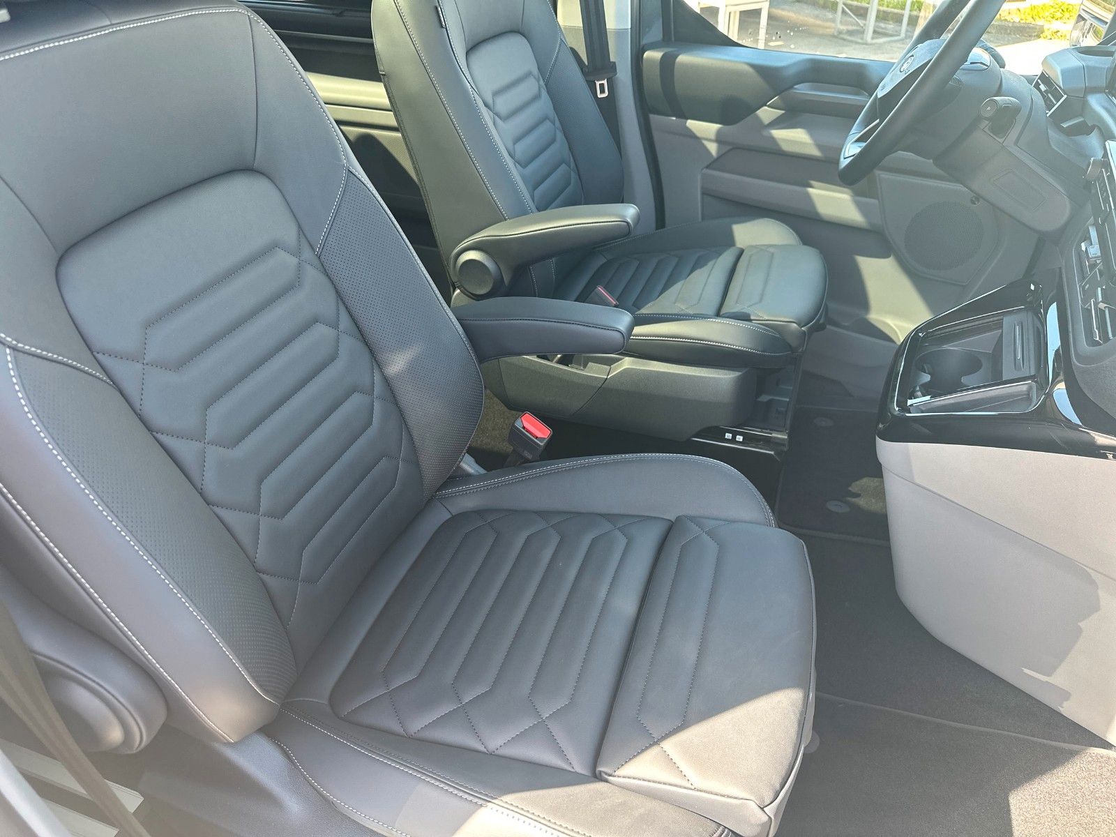 Fahrzeugabbildung Ford Tourneo Custom 320 L1 Titanium X AWD, STANDHEIZU