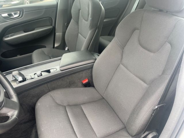 Fahrzeugabbildung Volvo XC60 B4 2WD Momentum Mild-Hybrid Autom. Navigati