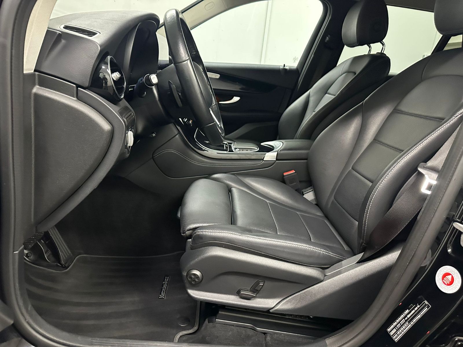 Fahrzeugabbildung Mercedes-Benz GLC 300 e 4MATIC Autom. *AHK*