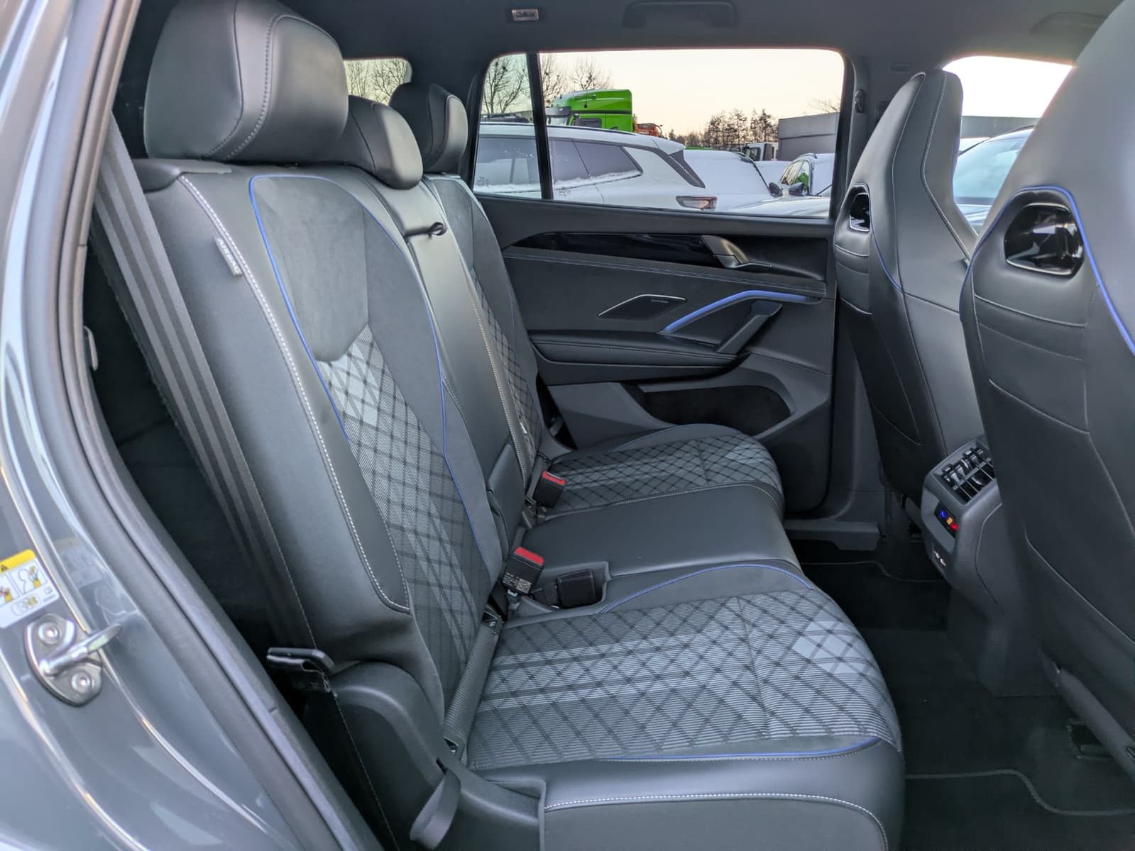 Fahrzeugabbildung Volkswagen Tayron 2.0 TDI 4M R-Line BLACK*7S*IQ-L.*PANO*HUD