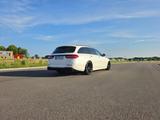 Mercedes-Benz E 400 4MATIC T AMG Line Autom. AMG Line - weiße Mercedes-Benz E 400