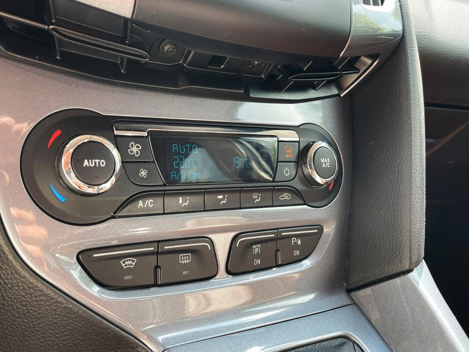 Fahrzeugabbildung Ford FOCUS TITANIUM 2.0 AUT. LEDER NAVI XENON AHK "18