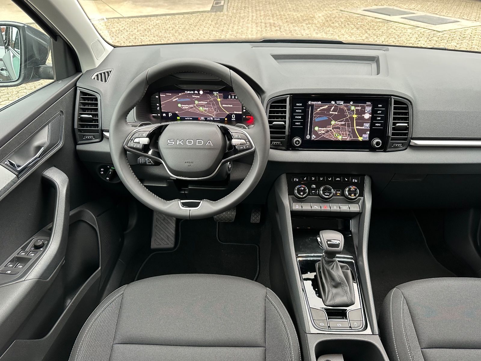 Fahrzeugabbildung SKODA Karoq 1.5 TSI Selection DSG AHK/Navi/ACC/LED/SHZ