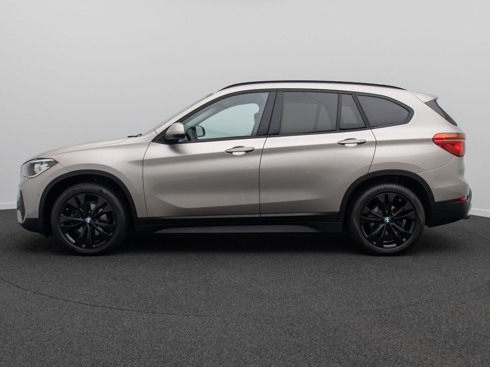 Fahrzeugabbildung BMW X1 xD18d Panorama Kamera DAB HiFi MSport Leder