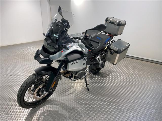 BMW F 900 GS Adventure mit Koffern und Topca