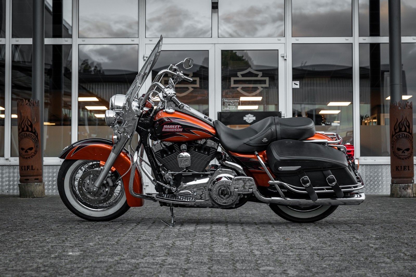 Fahrzeugabbildung Harley-Davidson FLHRC Road King Classic - BLACK BEAR - SELTEN