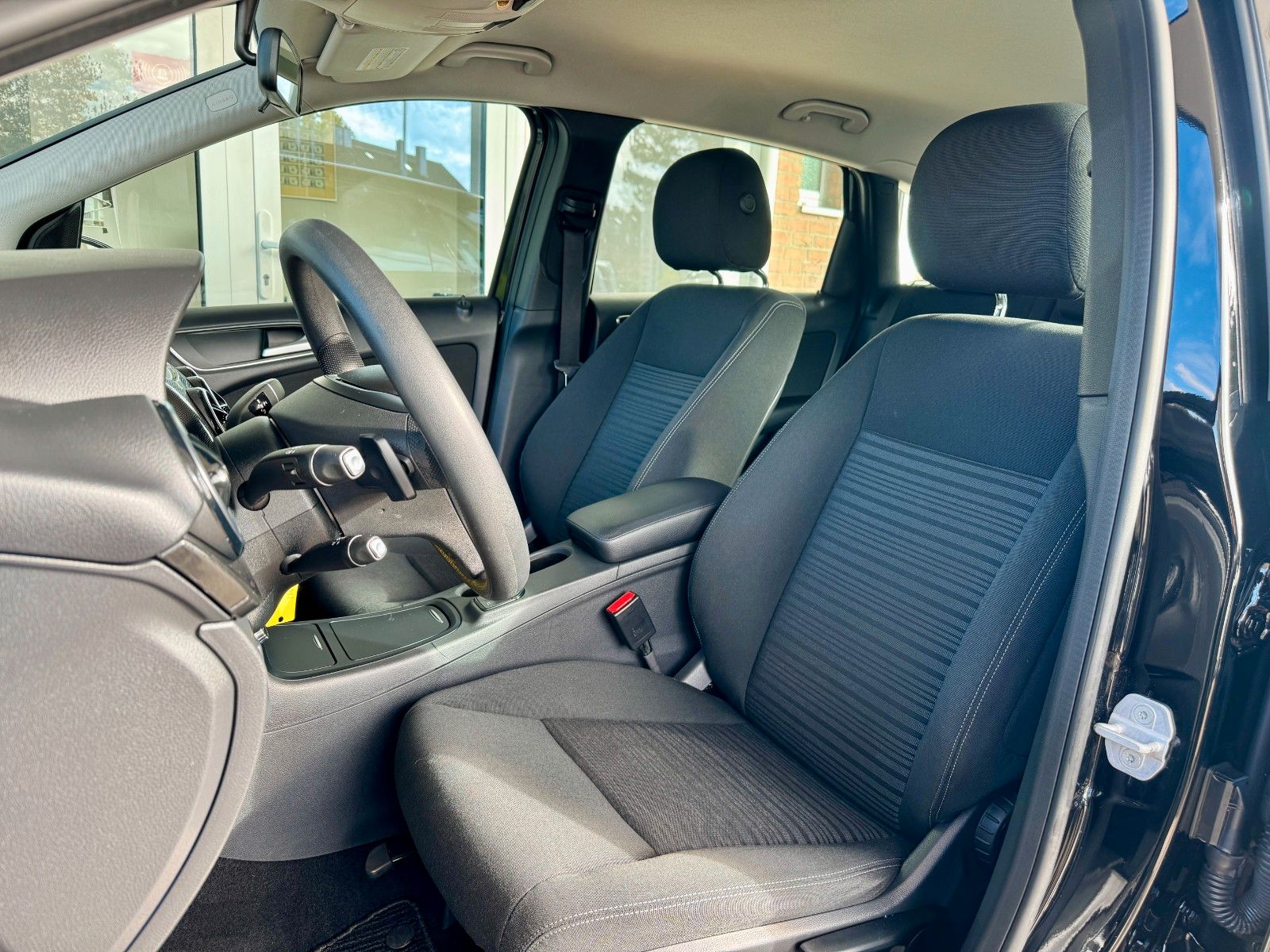 Fahrzeugabbildung Mercedes-Benz B 180 Autom. Navi/Bluetooth/PDC/2.Hand