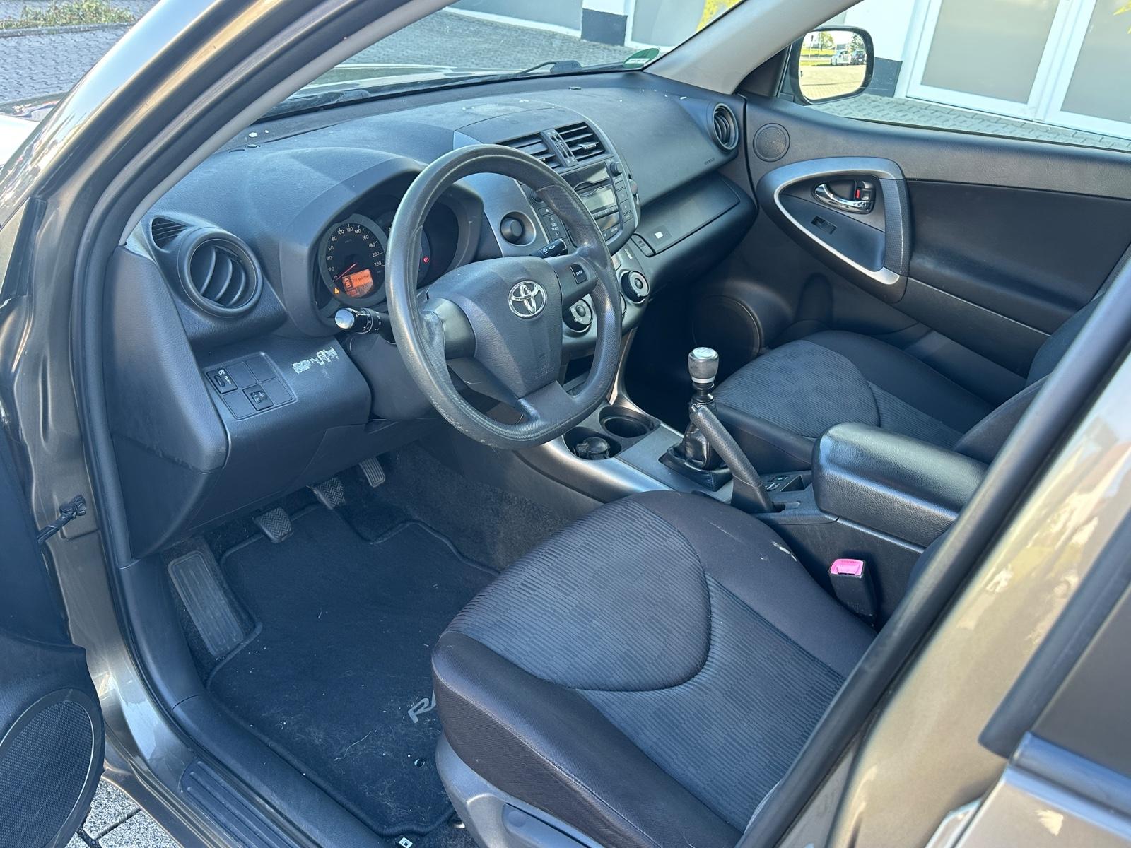 Toyota RAV 4 2.0 VVT-i 158 ch Essence • Attelage • Radar de recul • Barres de toit