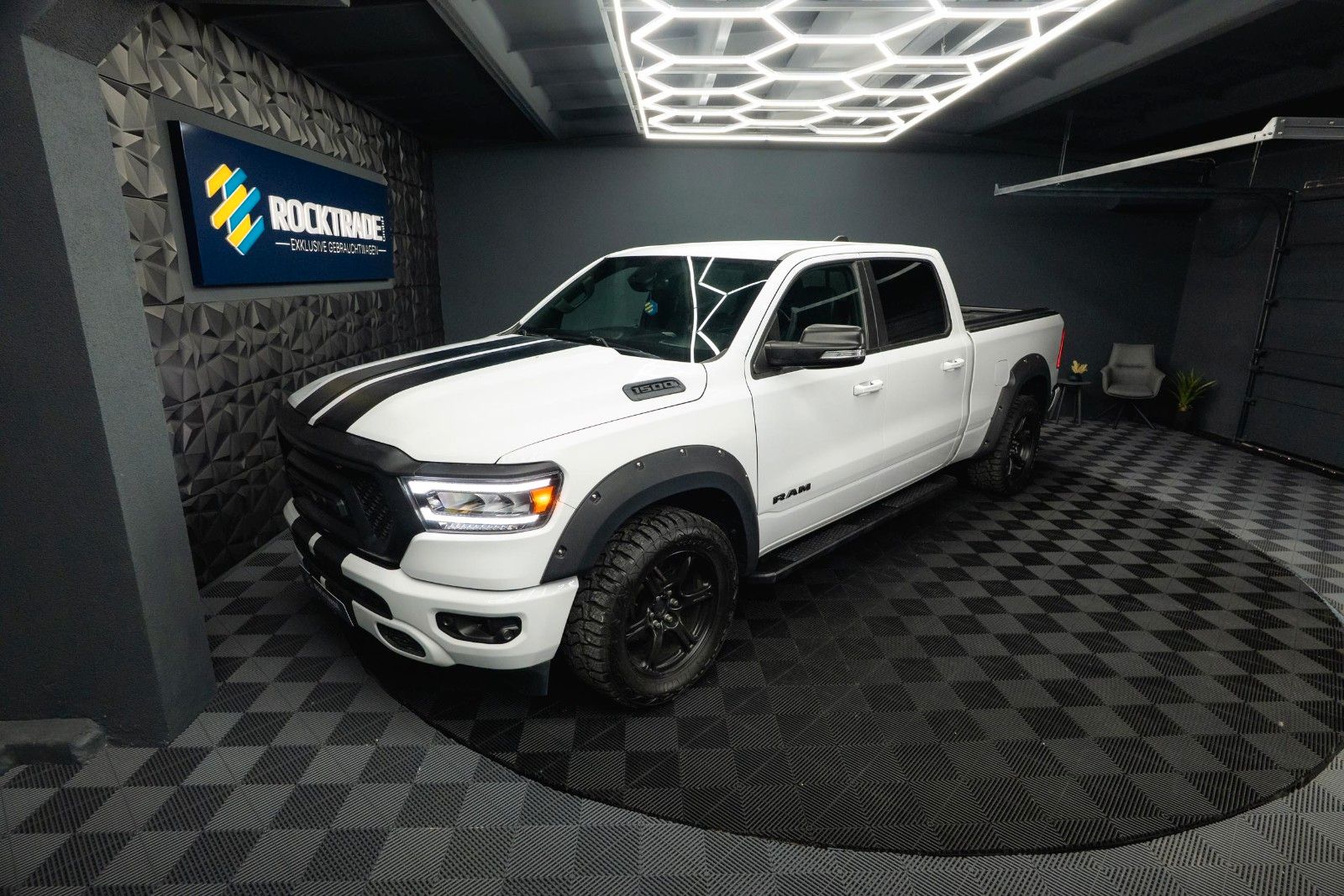Fahrzeugabbildung Dodge RAM 5.7 V8 HEMI 4x4 OFFROAD Night-Paket LONGBED