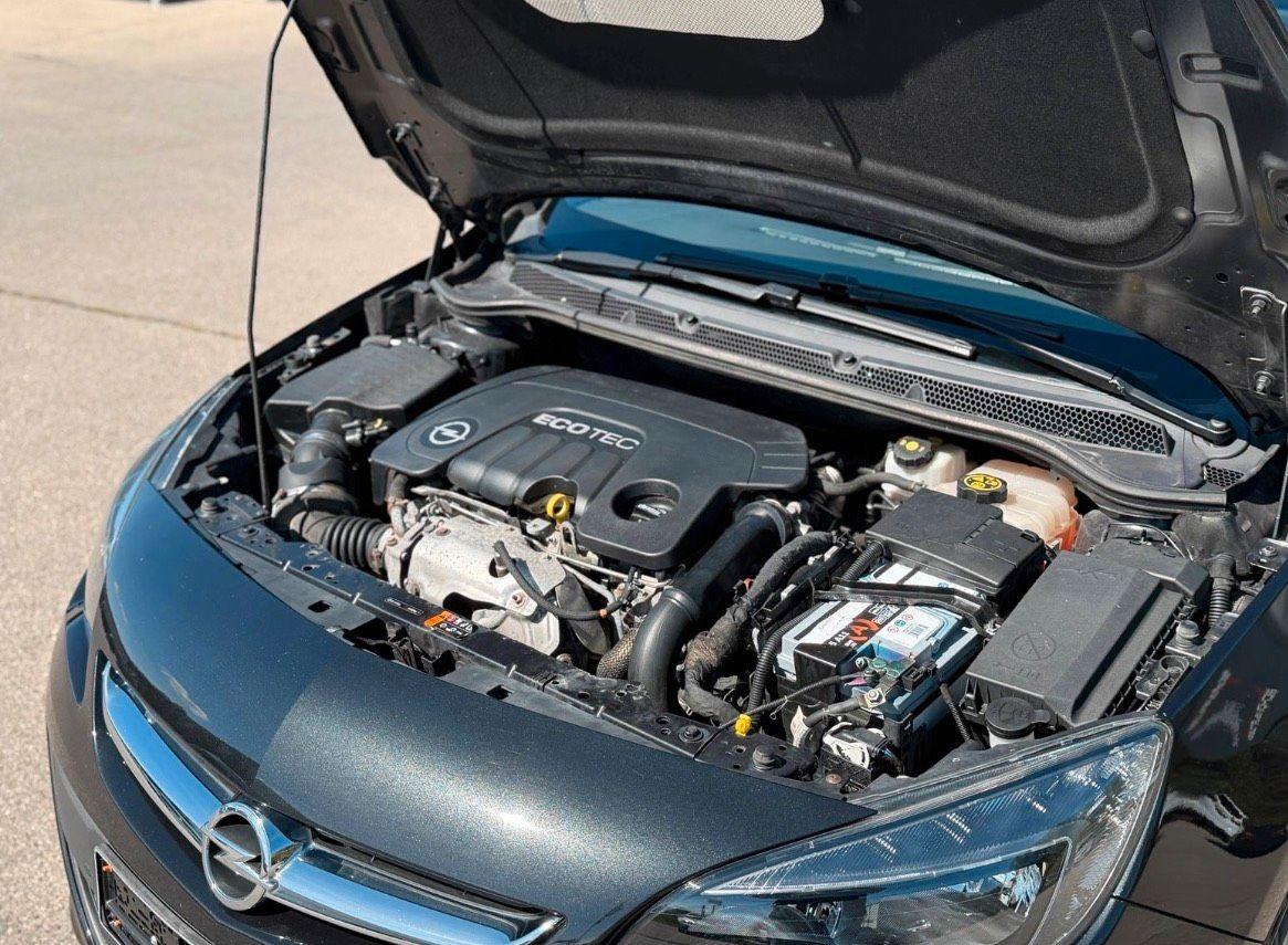 Opel Astra 2015 — салон