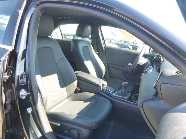 Fahrzeugabbildung Mercedes-Benz A 200d Limo >Navi/R-kamera/PDC/SHZ<