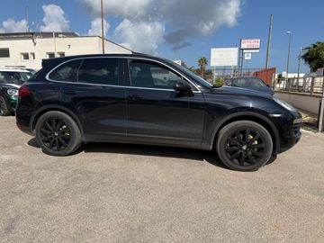 Porsche Cayenne - 4