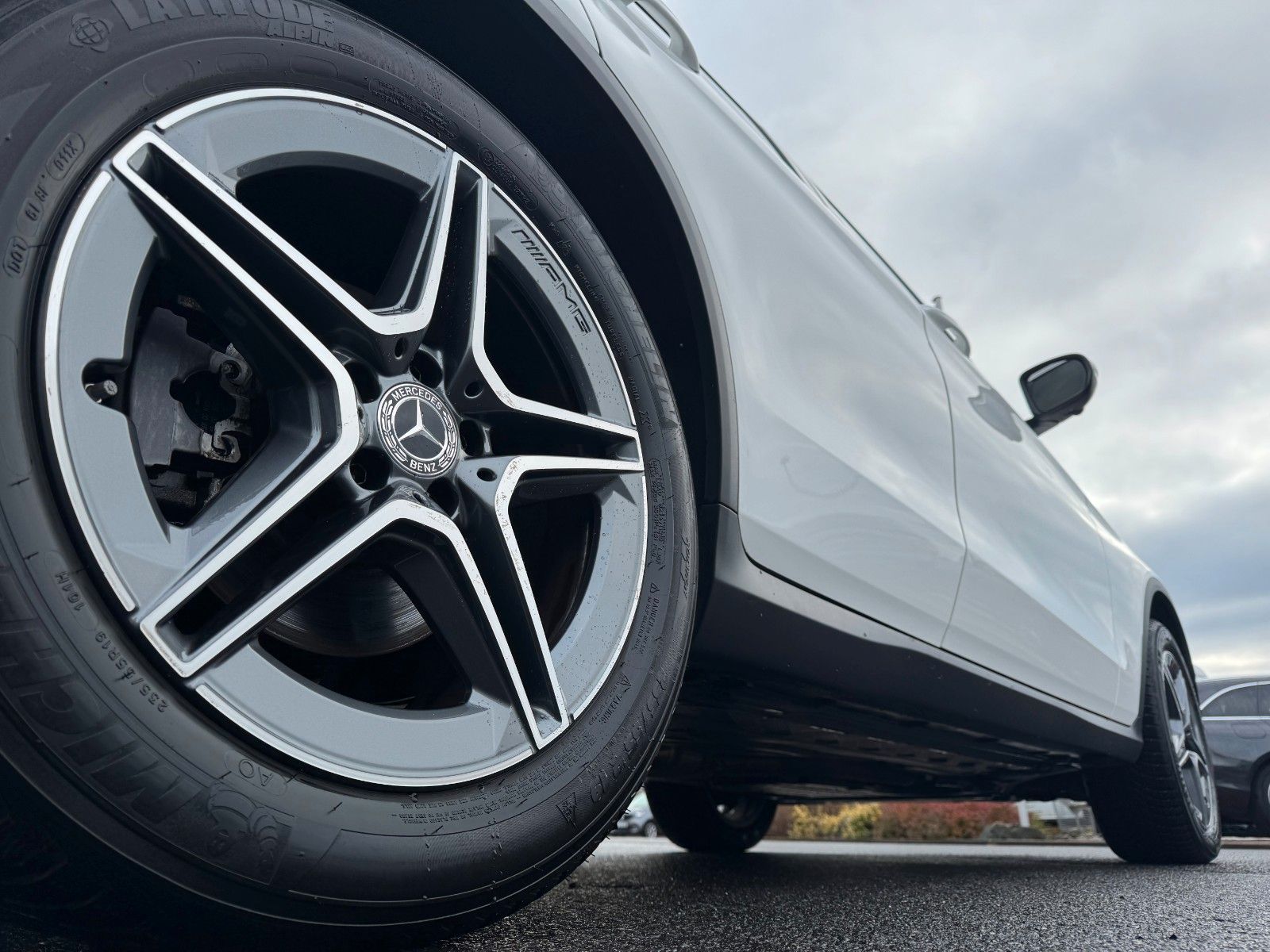 Fahrzeugabbildung Mercedes-Benz GLC 200 4M AMG+Pano+Distr+StandH+AHK+360+HUD