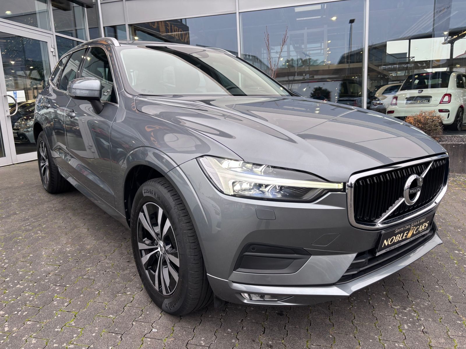 Fahrzeugabbildung Volvo XC60 Momentum Pro 2WD RFK LED LEDER