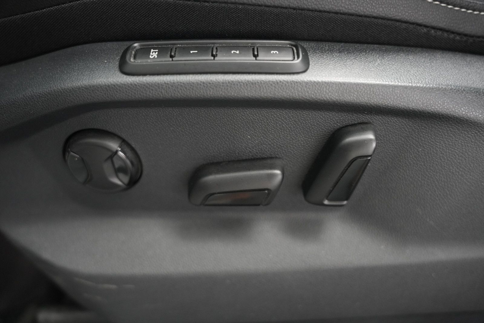 Fahrzeugabbildung Volkswagen Tiguan R-Line Hybrid *Panorama*360°Kam*Virtual
