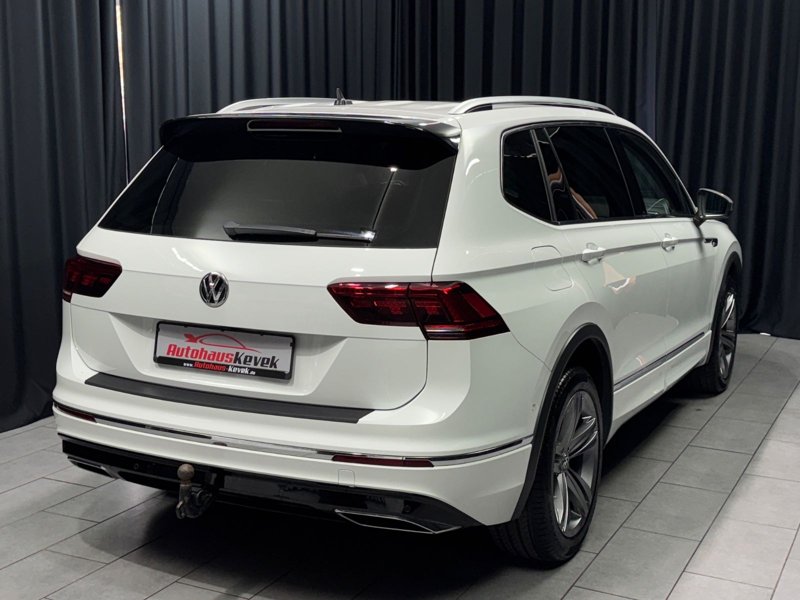 Fahrzeugabbildung Volkswagen Tiguan Allspace Highline 4Motion|R-LINE|PANO|AHK