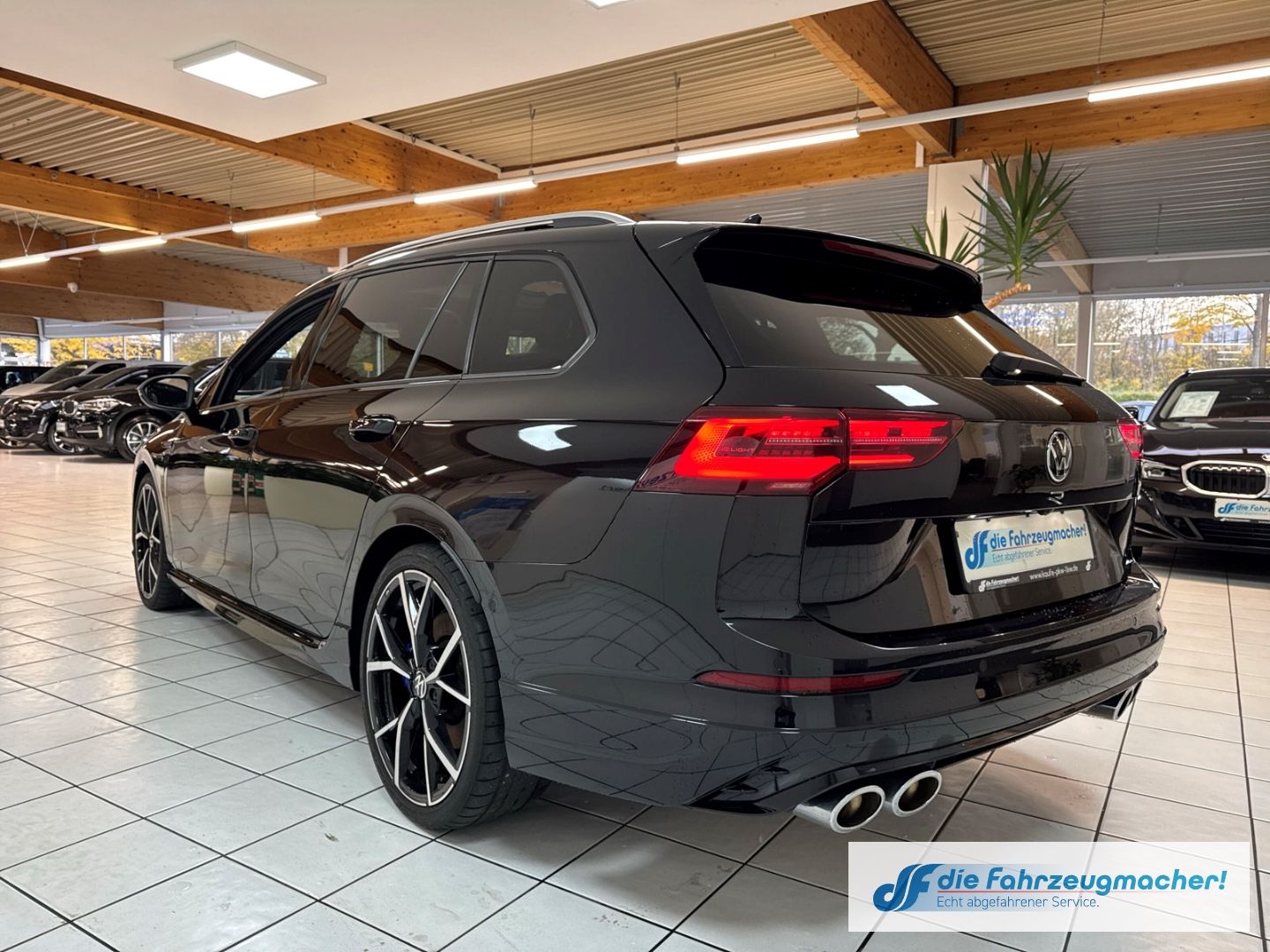 Fahrzeugabbildung Volkswagen Golf VIII Variant R Line 4Motion HUD AD AHK-klap