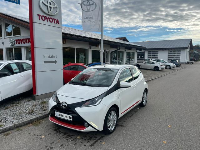 Toyota Aygo x-play touch *Kamera,Navi,8-fach bereift*