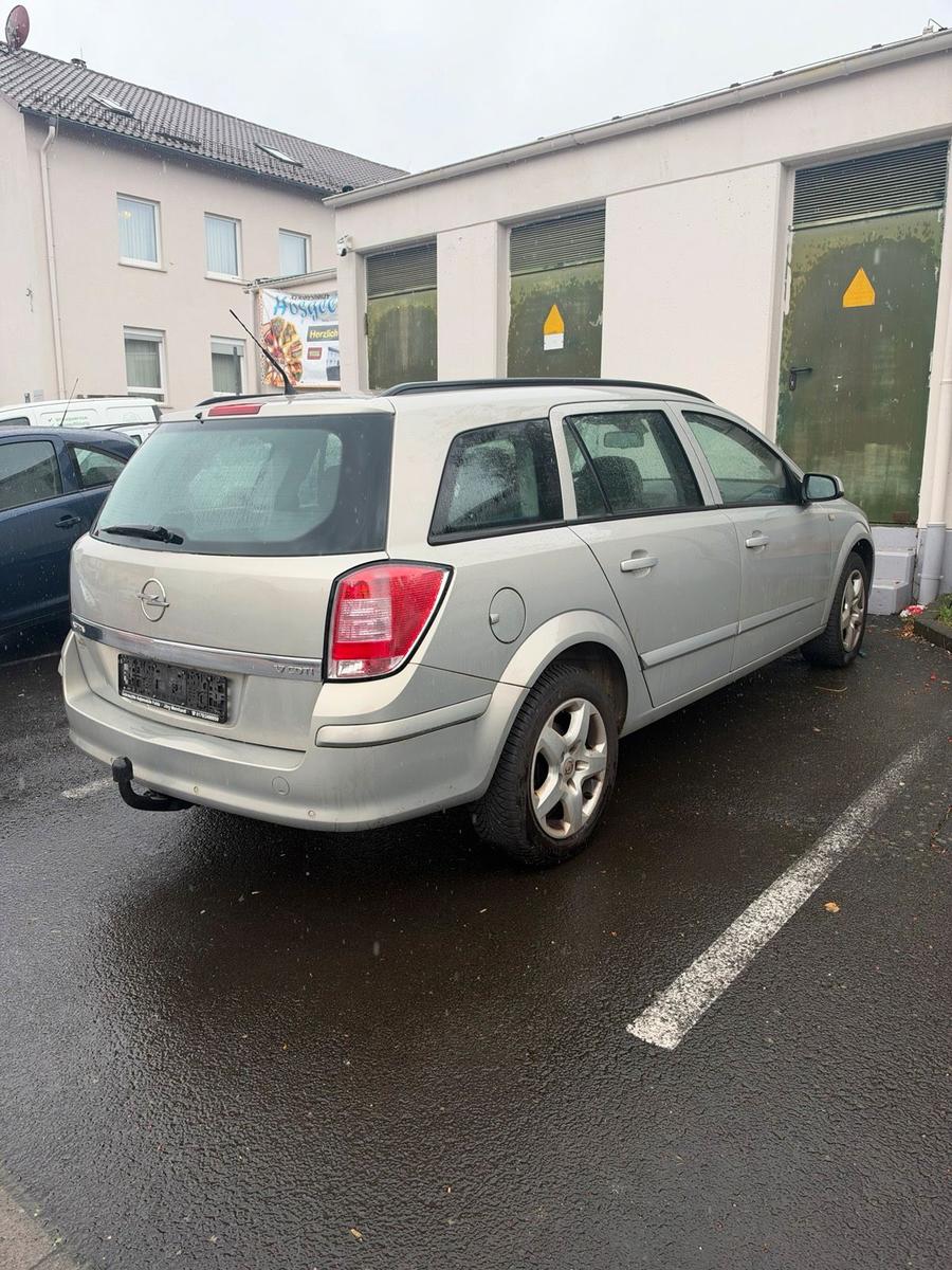 Opel Astra 2008 — rear view