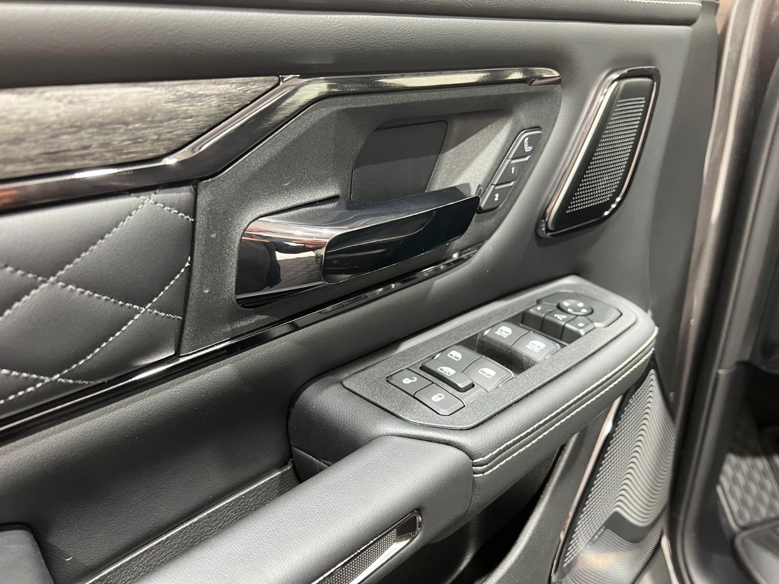 Fahrzeugabbildung Dodge RAM 1500 Limited Night  5,7L V8 HEMI / MFT