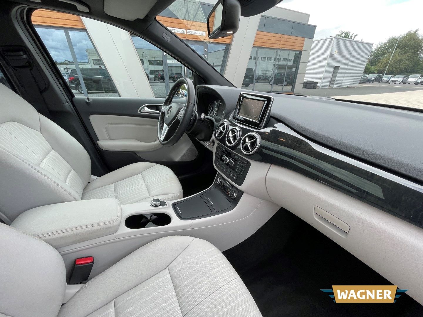 Fahrzeugabbildung Mercedes-Benz B 180 Pano Kamera Navi PDC SHZ Klimaautomatik