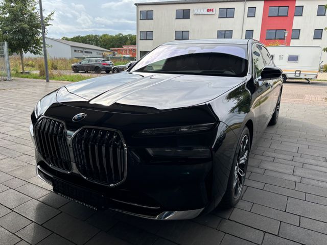 BMW M760e xDrive Executive Drive PRO TV Lounge