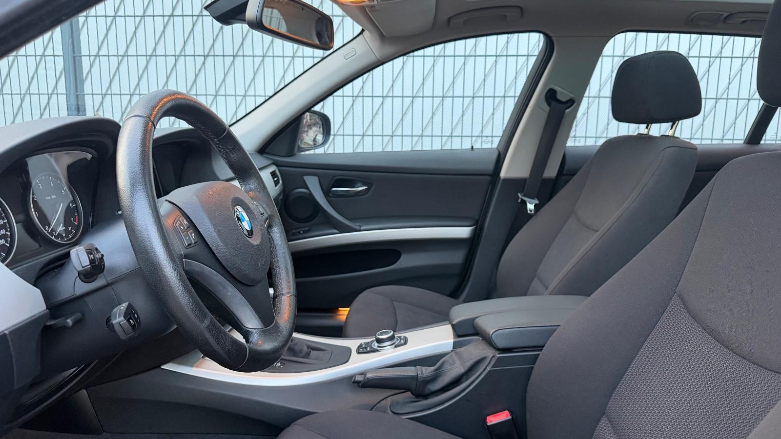 BMW 318i AUTOMATIK TÜV,93.000KM,NAVI,PANO,KLIMA,PDC