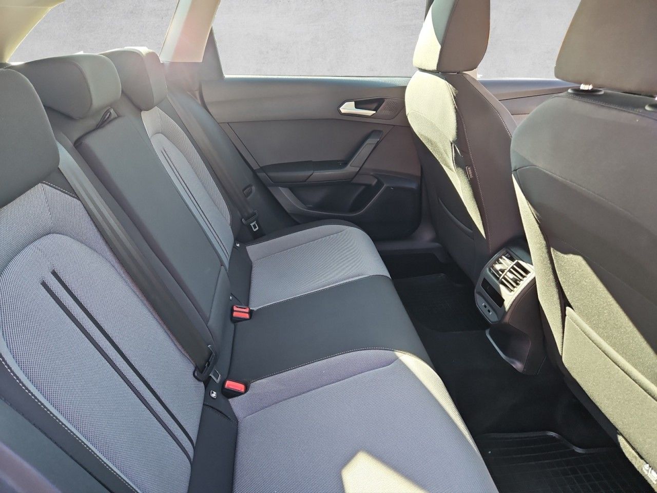 Fahrzeugabbildung SEAT Leon Sportstourer eTSI DSG Style Sitzheizung